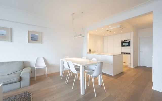 Spacious Seaside Apartment