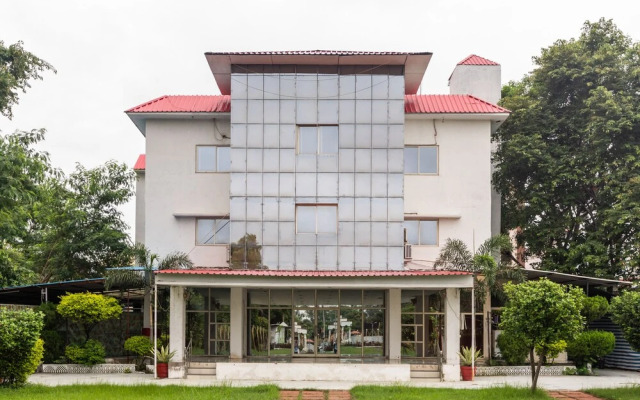 SPOT ON 48618 Vasundhara Gardens