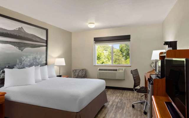 Super 8 by Wyndham Roseburg