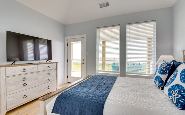 Steps to Beach: Vibrant House in Galveston!