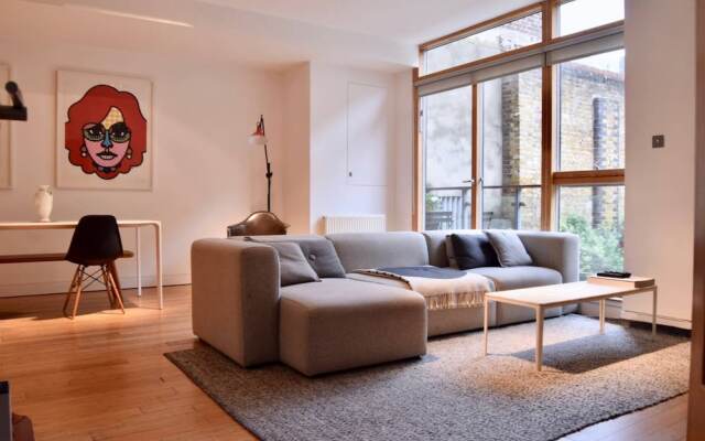 Bright and Colourful Flat With Balcony Near Regents Canal