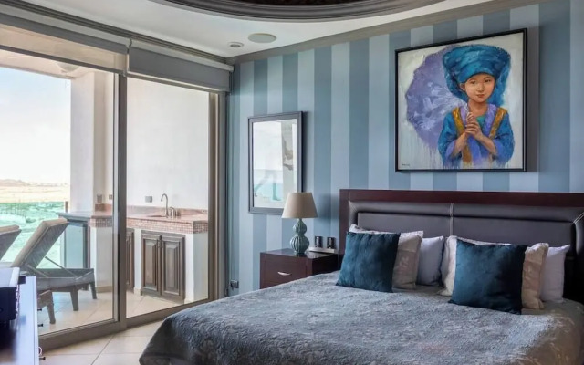 Luxury Beachfront Condo on Sandy Beach