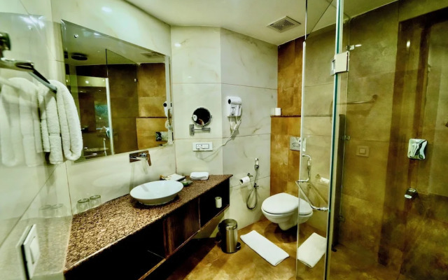 The Allure Grand Resort - Majestic Riverside Retreat