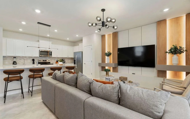 1149 Spacious Family 5-bedroom Townhome
