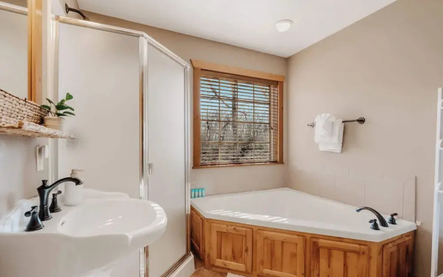 Cozy Pines Cabin - Quiet Relaxation!