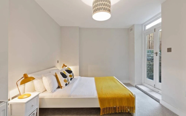 Elegant 2 Bed Apt W/patio nr West Hampstead