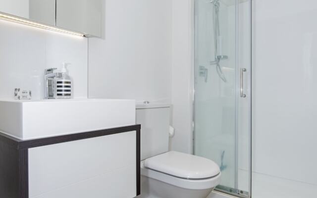 Colourful Bright Studio, Queens Resid, Pool & Gym