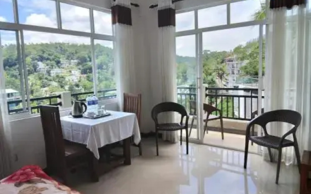 Ivy Banks Lake Round Hotel