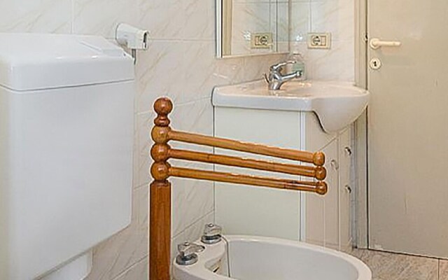 Beautiful Apartment in Lacona With 2 Bedrooms and Wifi