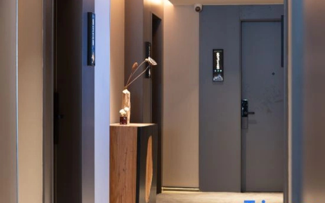 Xiyue Designer Hotel (Zhongshan Ferry Branch, Erma Road Food Street)