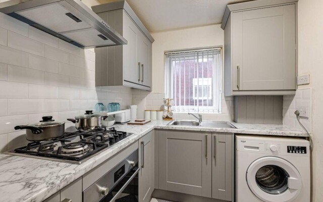 Lovely 2 Bedroom Apartment With Fireplace