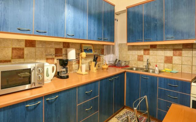 Cozy Apartment in Athens near Aghios Ioannis Subway Station