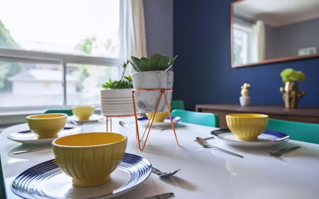 Vibrant Apartment in Forest Hill (Free Parking)