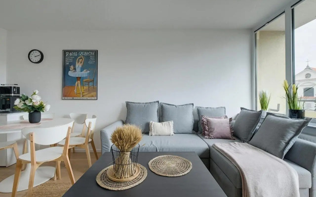 Luxurious 3BR APT Center