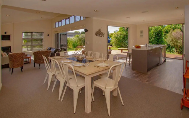 Cooks Getaway - Cooks Beach Holiday Home
