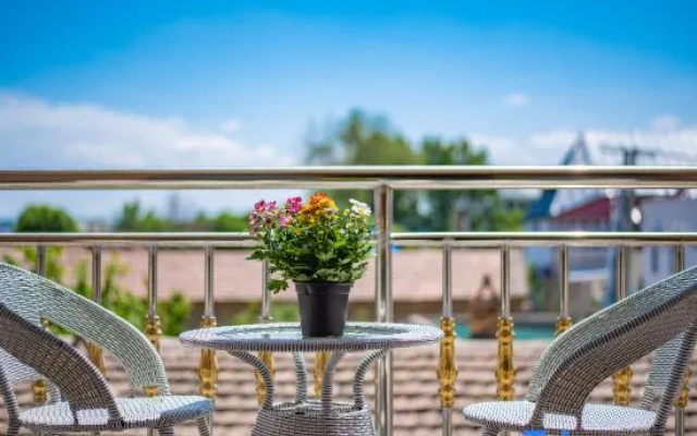 Li Kun's Home Inn – Balcony – Tekes