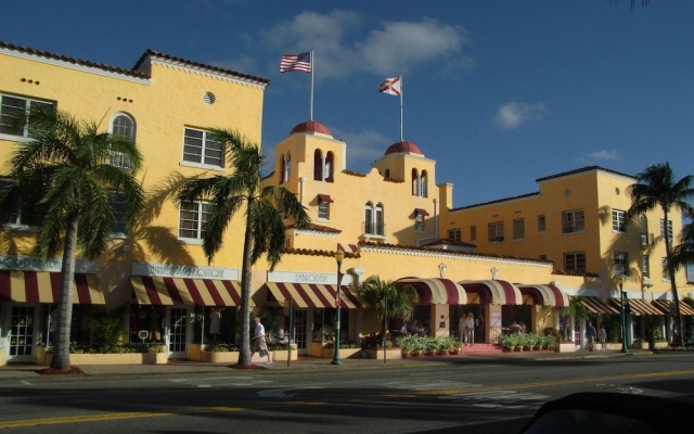 Colony Hotel & Cabaña Club