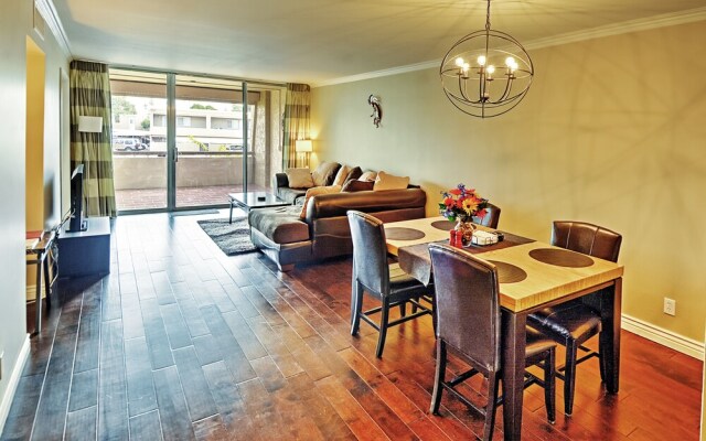 < 1 Mi to Old Town: Modern Condo w/ Balcony