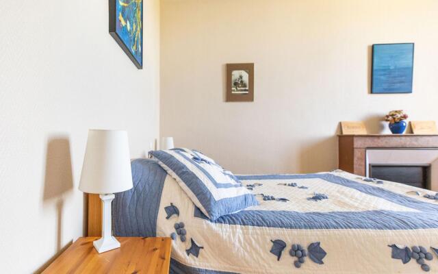 Attractive castle in Cezac with private pool