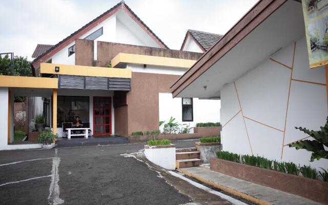 RedDoorz near Alun-alun Kota Sukabumi