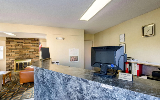 Econo Lodge West Springfield Hwy 5