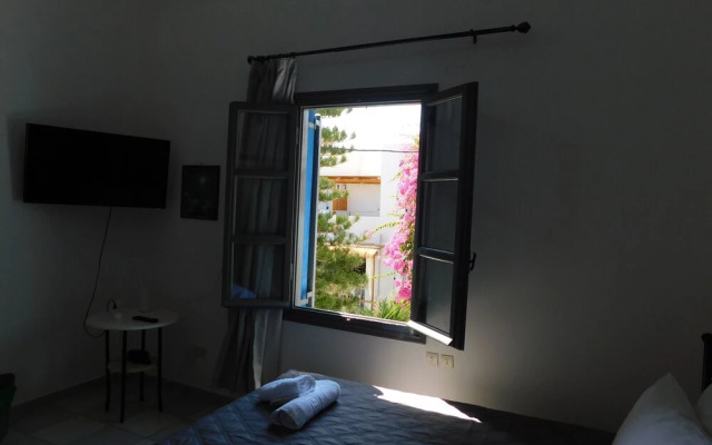 Perissa Art Villa - Kitchen & Washing Machine