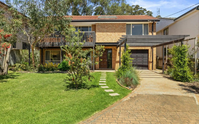 Stylish Family Beach House Walking Distance to 3 Beaches