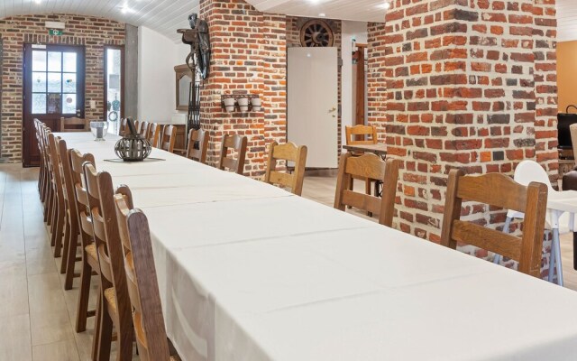 Beautifully Renovated Farmhouse for Groups, With Indoor Pool and Sauna