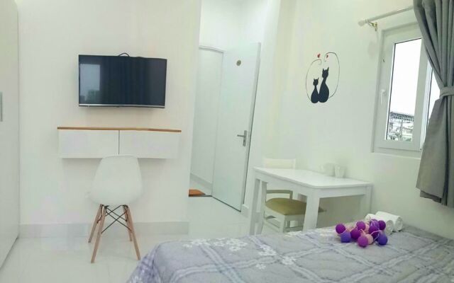 Smiley Apartment 9