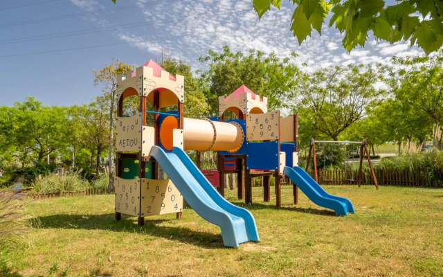 2152-Modern apt with private beach