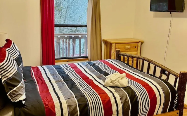 Very Secluded Breathtaking Riverfront Game Room