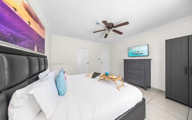 Cozy Bliss Condo w Pool Steps From Eagle Beach