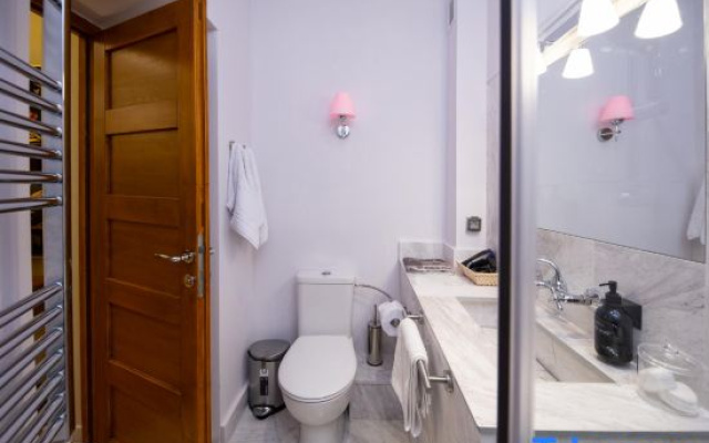 Rainforest Studio Downtown by Pretty Apartments
