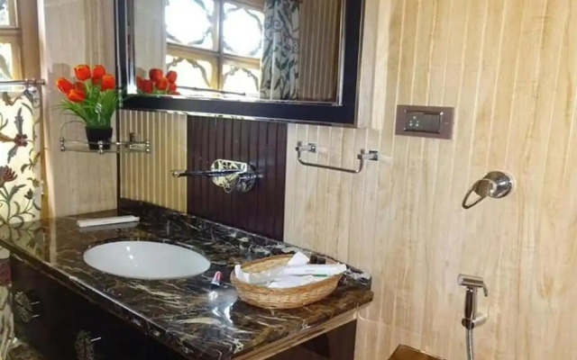 WelcomHeritage Gurkha Houseboats