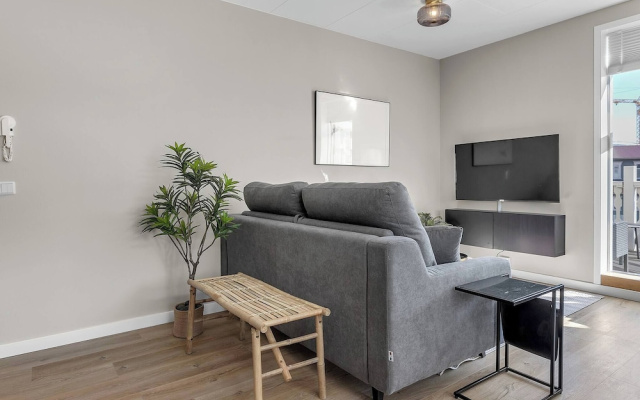 Nice two Bedroom, Downtown Apartment With Balcony