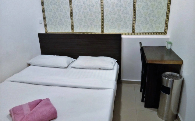 OYO 89407 EZI Hotel