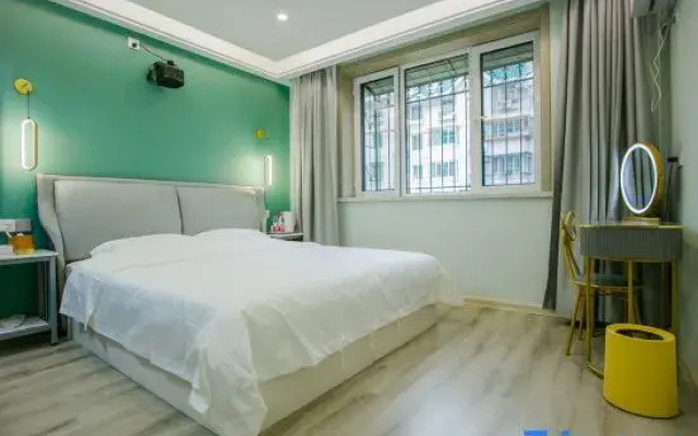 Youyou Intelligent Projection Inn