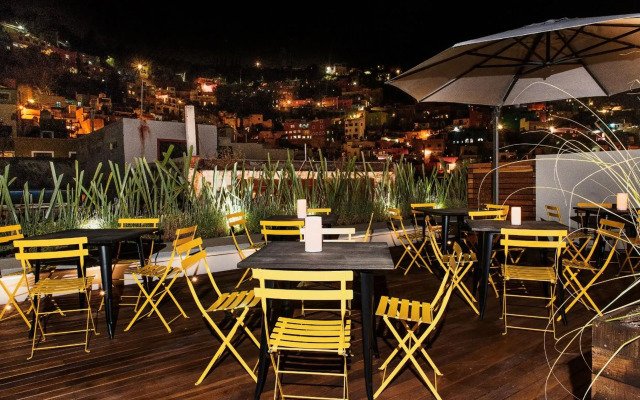 Antigua Trece Hotel Fusión
