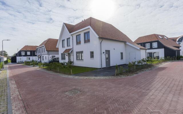 New and luxurious villa, a 5-minute walk from beach and dunes.