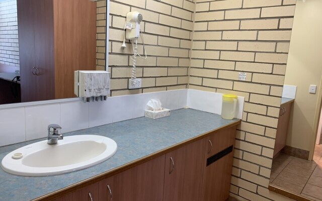 Riverland Motor Inn & River's Restaurant