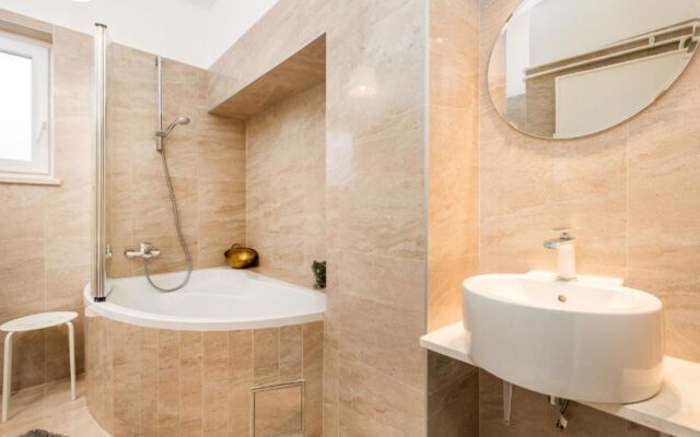 Pool & Wellness Vila Lovran