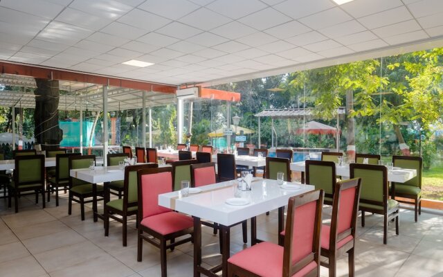 OYO 28759 Green Park Club Resort