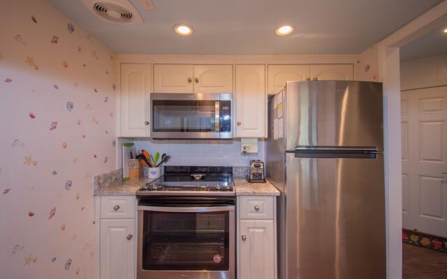 Two-story Condo With Private Deck, Wifi and Courtyard Pool Access