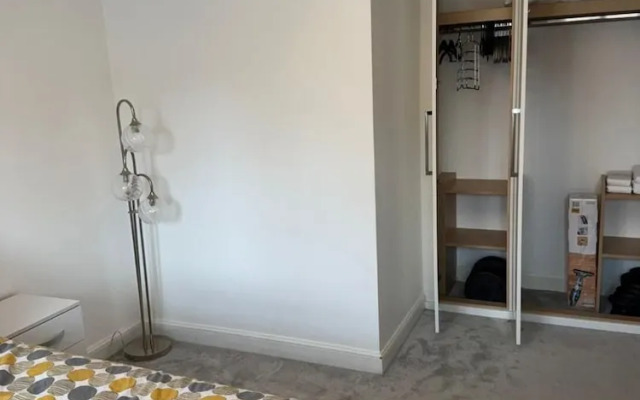 High END Spacious 4 Bed House - Free Parking