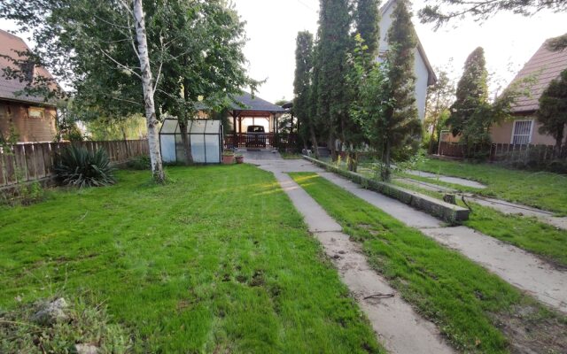 Romantic Lakeside Retreat - Nature, Sport, Near Bp