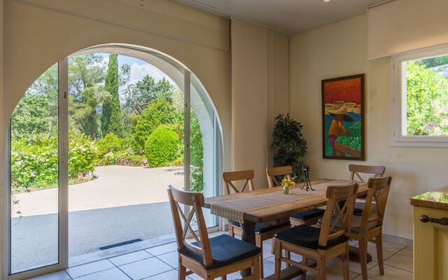 Spacious Villa in La Gaude With Swimming Pool