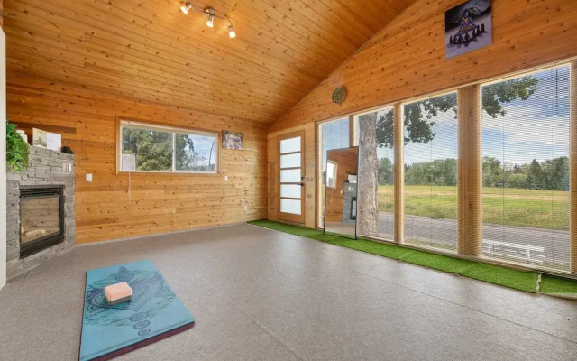 NEW Near Golf Yoga Classes Private Suite Wine