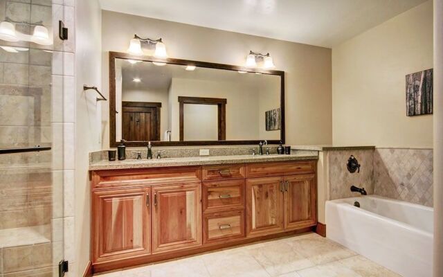 Crystal Peak Lodge 7203 - Ski-In/Ski-Out by RedAwning