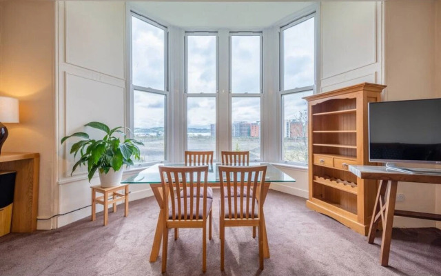 Roseangle - Spacious Family Apartment With South Facing Garden