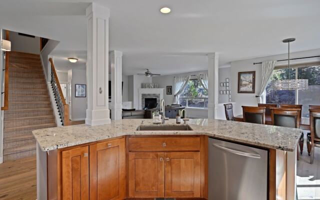 Flagline Trail 5 Bedroom Home by RedAwning